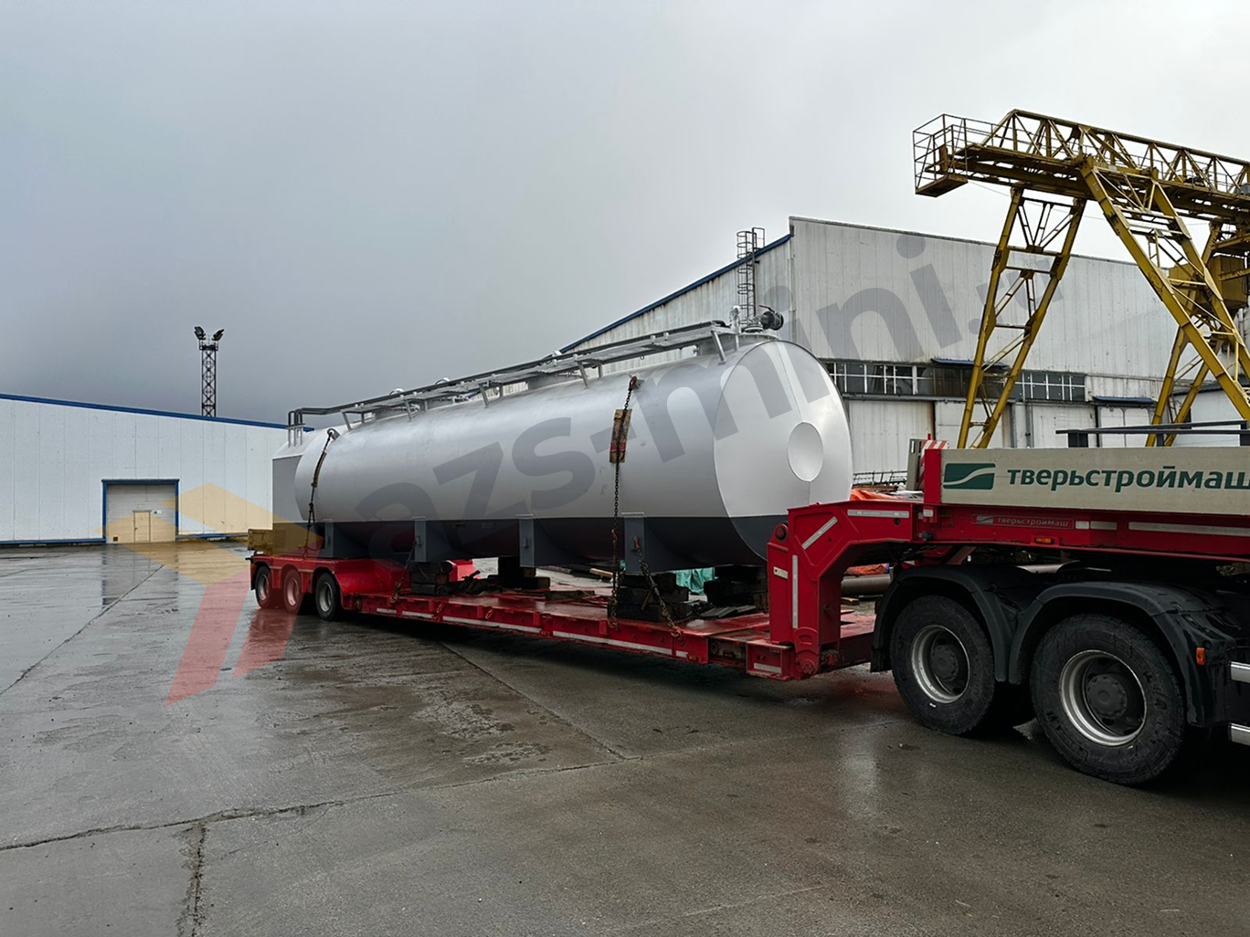 Модульная АЗС закреплена на трале для транспортировки