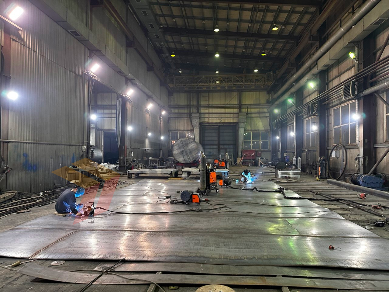 Сварщик выполняет работу на двустенном резервуаре топливного модуля на заводе