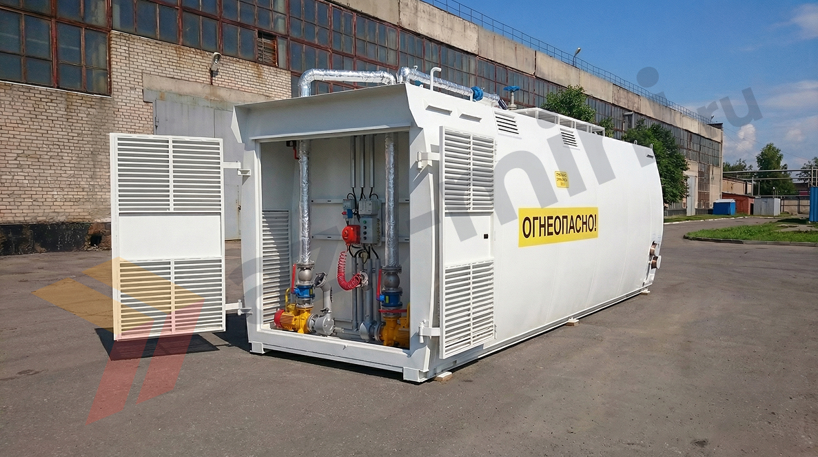 Металлический контейнер хранения топлива на территории завода